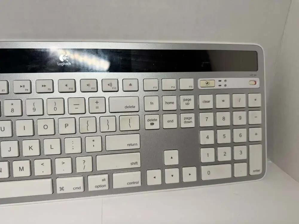 Logitech K750 Wireless Solar Keyboard for Mac - Silver/White